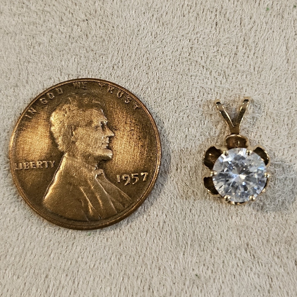 Elegant 14k Gold Flower Pendant with Clear Center Stone. - Picture 4 of 4